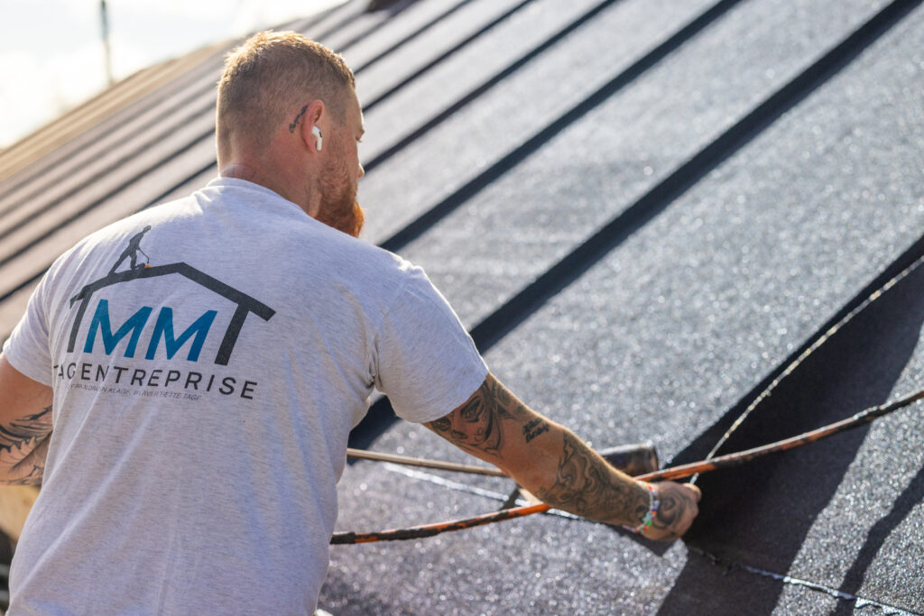 Håndværker arbejder på nyt tag