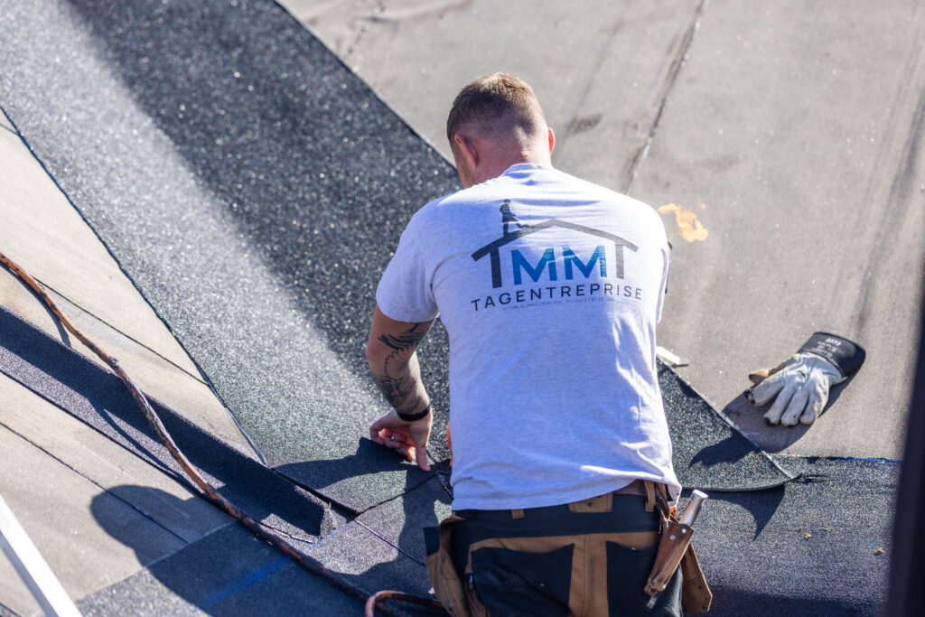 Tagdækker arbejder på et tag med tagpap