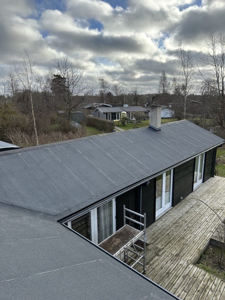 Moderne hus med nyt tag og træterrasse