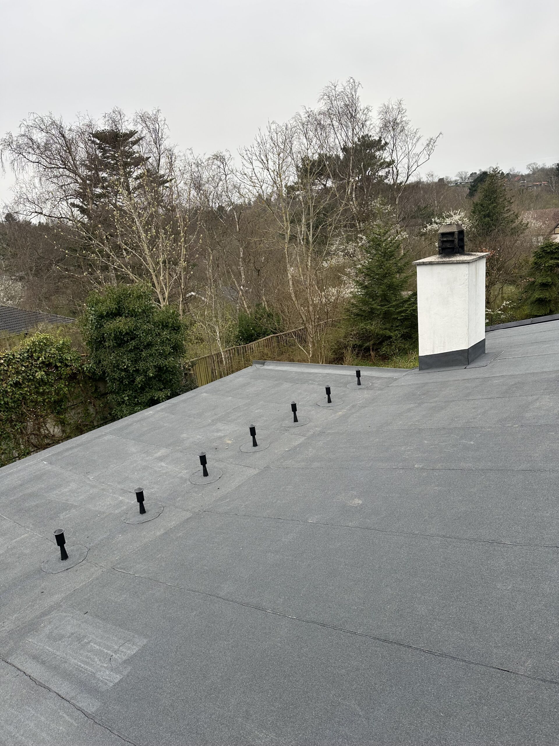 Fladt tag med skorsten og udluftningsrør