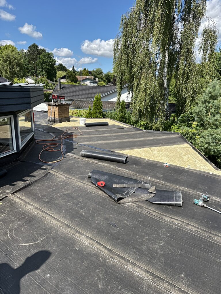 Fladt tag under renovering på solrig dag