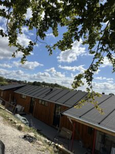 Træbygninger under konstruktion på en solrig dag